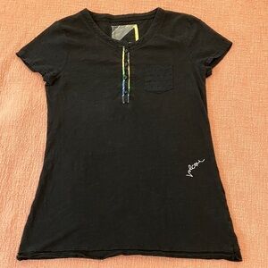 Volcom med wm’s Black t-shirt crochet accent cap sleeve & front pocket
